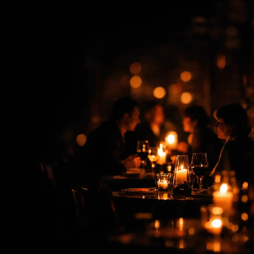 Wieczorna atmosfera w sali restauracyjnej ze świecami i ciepłym bokeh